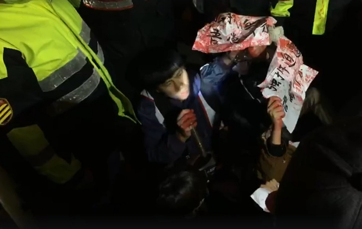 十餘名反迫遷護家園的成員在總統府前潑紅漆後，靜坐抗議。 翻拍臉書直播