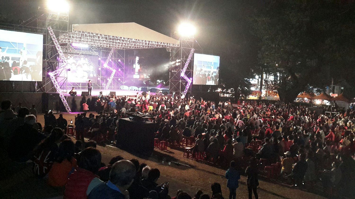 今年的屏東縣跨年晚會響應環保不放煙火，雖然沒有煙火，但從下午4時就吸引3千多位觀眾到場準備迎接2018！ 圖：屏東縣政府/提供