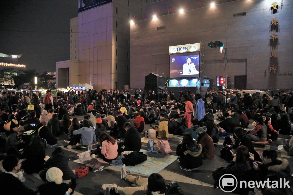 想看跨年晚會擠不進會場沒關係，場外還有大螢幕！ 圖：朱泓任／攝