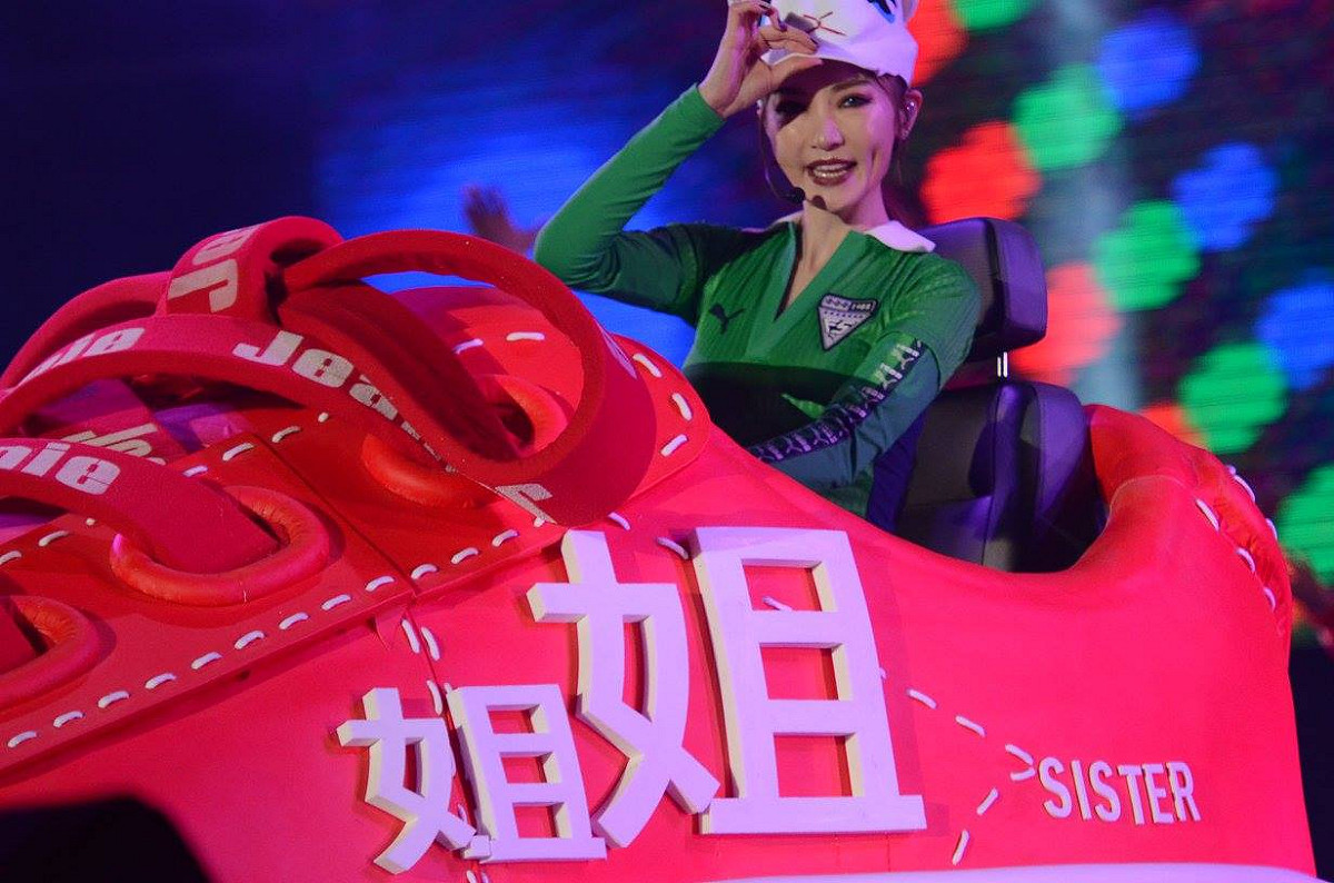 每次跨年出場都有「超大創意」的姐姐，今年也帶來很多不一樣的巨大道具！ 圖：翻攝自《愛ㄑ桃》FB