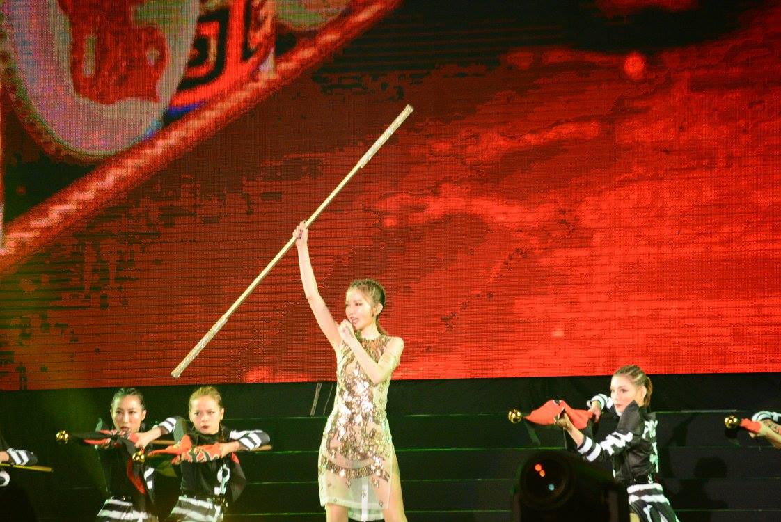 棍棒武功搭配歌曲「練舞功」，如同台版的神力女超人。 圖：翻攝自《愛ㄑ桃》FB
