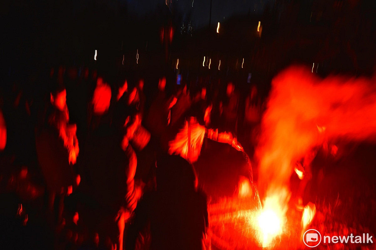 高雄義大世界跨年煙火秀，「紫耀義大 義享就樂」今年推出全台首創「雙煙火秀」卻出現有人施放信號彈的意外。 圖：張良一／攝