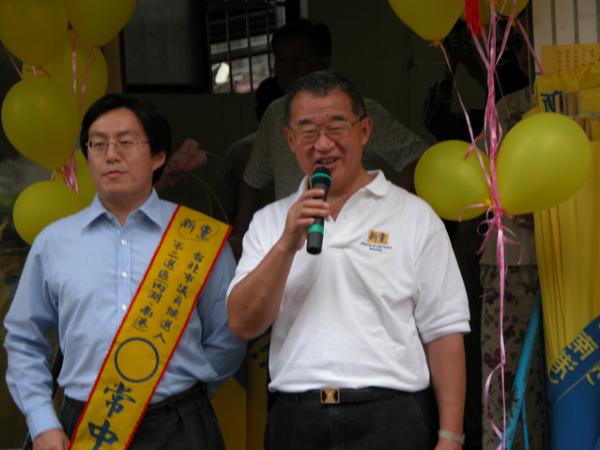 王建煊（右）曾擔任新黨「全國廉政勤政委員會」召集人，為參選市議員的常中天（左）輔選。 圖：翻攝自新浪部落