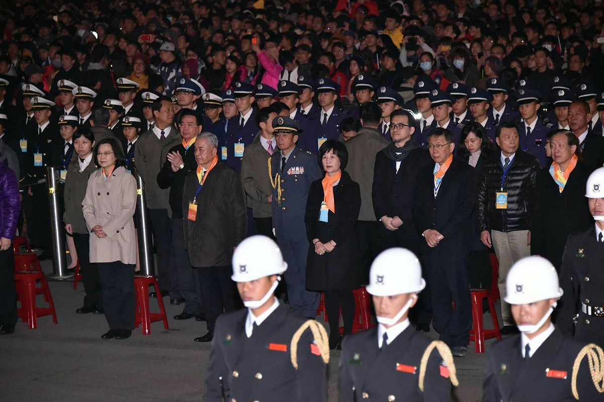 蔡總統、台北市長柯文哲等人參與總統府前元旦升旗典禮活動。 圖：台北市政府 / 提供