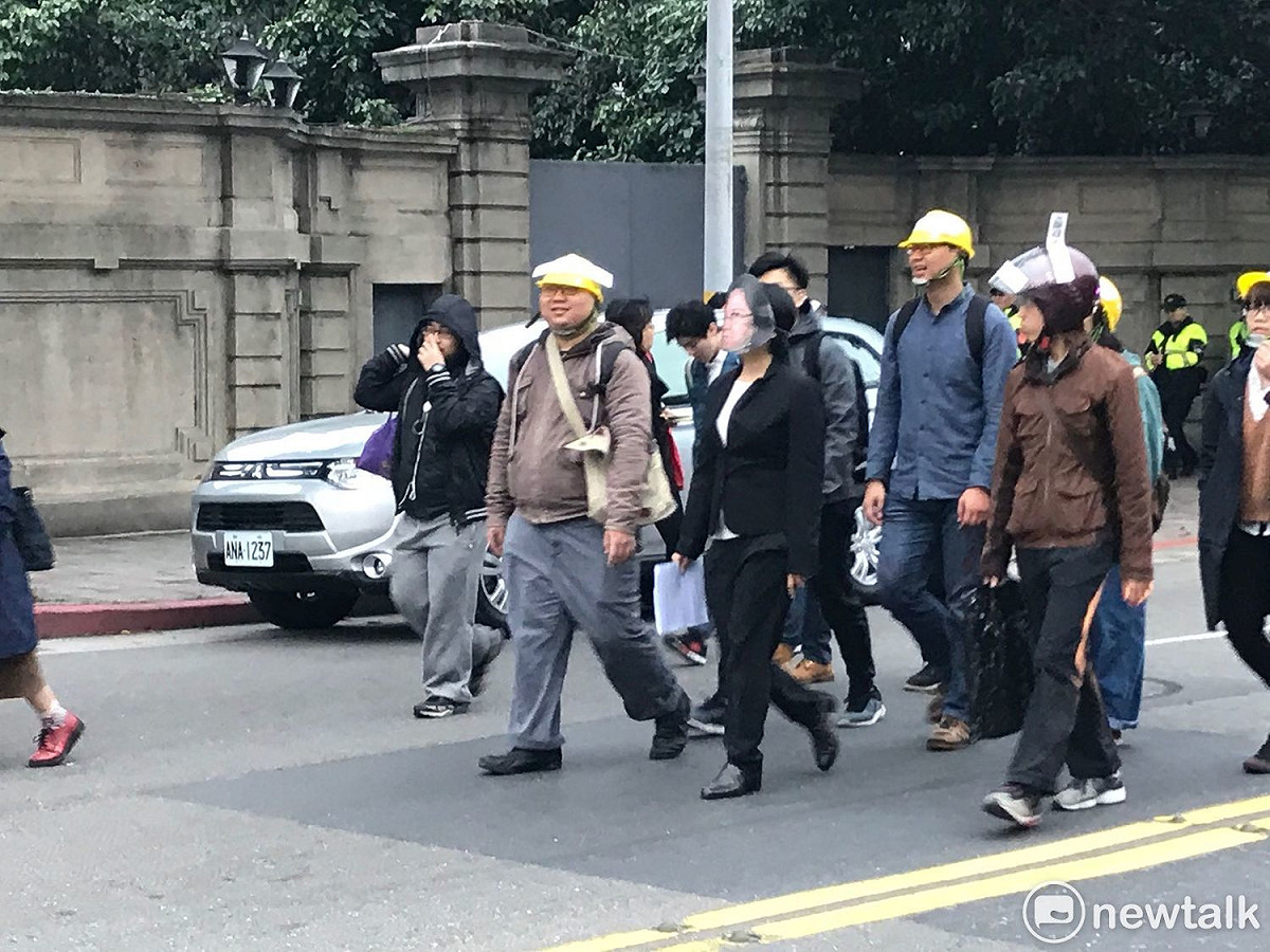 勞團成員cosplay總統蔡英文。 圖：周煊惠 / 攝