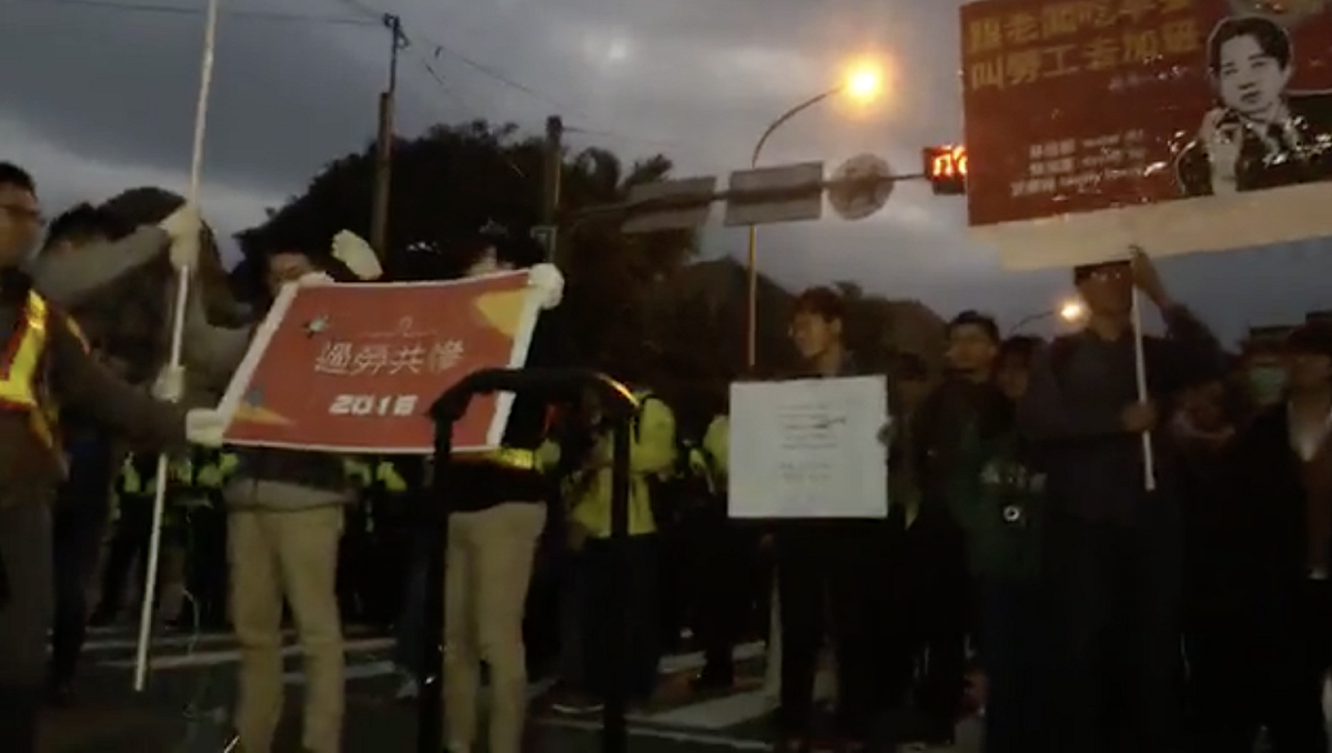 勞團在總統府附近舉行「過勞共慘」升旗典禮。 圖：翻攝「自己的假自己救！」臉書直播影片