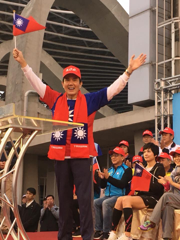 參加元旦升旗，馬英九身穿國旗裝、頭戴國旗帽、脖子上也圍了國旗圍巾。 圖：截自馬英九臉書