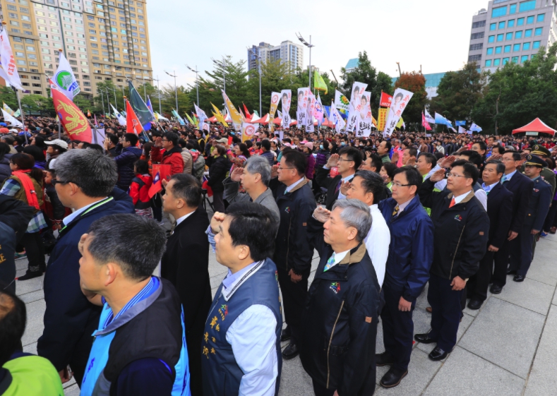 台中市長林佳龍率市府團隊一同唱國歌。 圖：台中市政府/提供