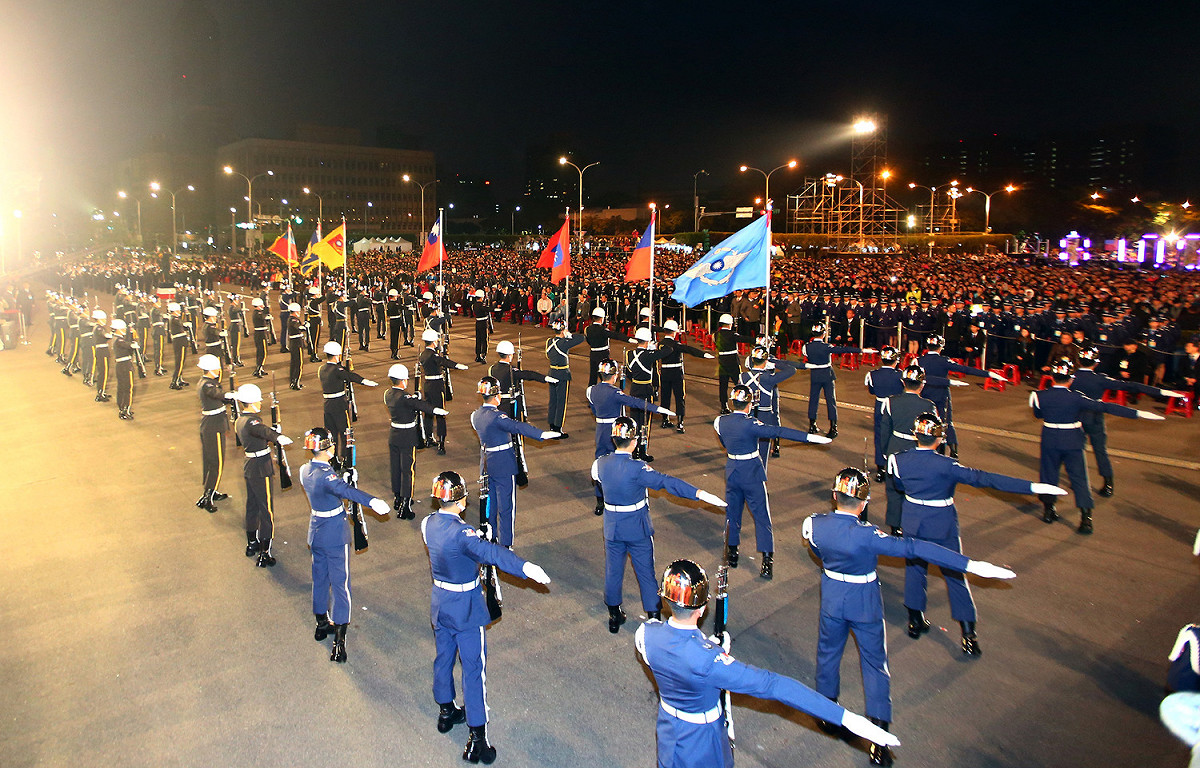 國防部示範樂隊與三軍儀隊演出。 圖：台北市攝影記者聯誼會 / 提供