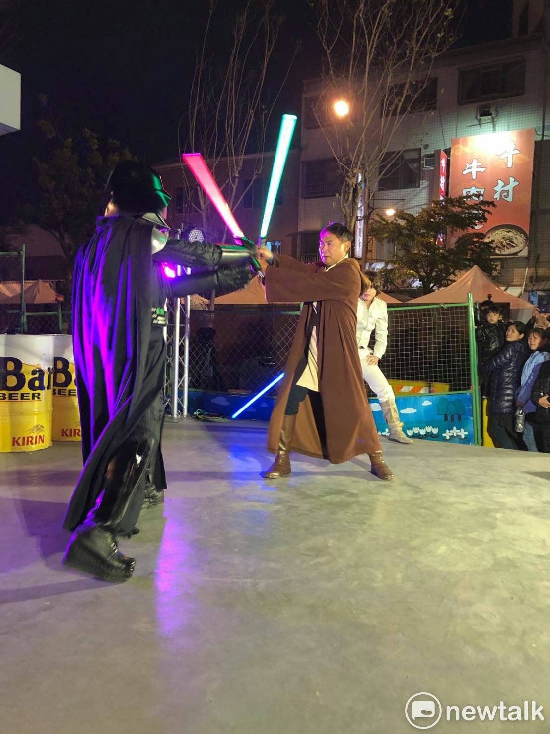李俊毅此次扮演絕地武士，與黑武士有場激烈武鬥，孫子在台下也萬分興奮，大喊「阿公加油！」 圖：黃博郎／攝