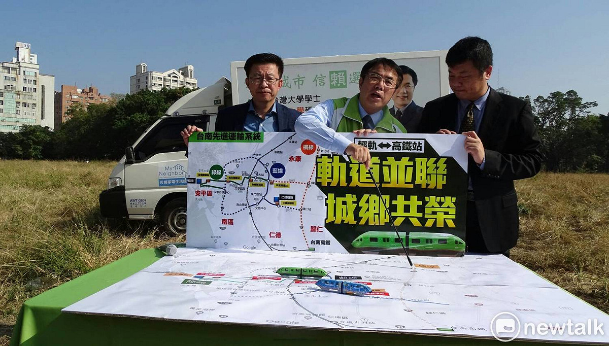 黃偉哲在「平實轉運站」預定地舉行記者會，暢談對台南捷運規劃的改善建議。 圖：黃博郎／攝