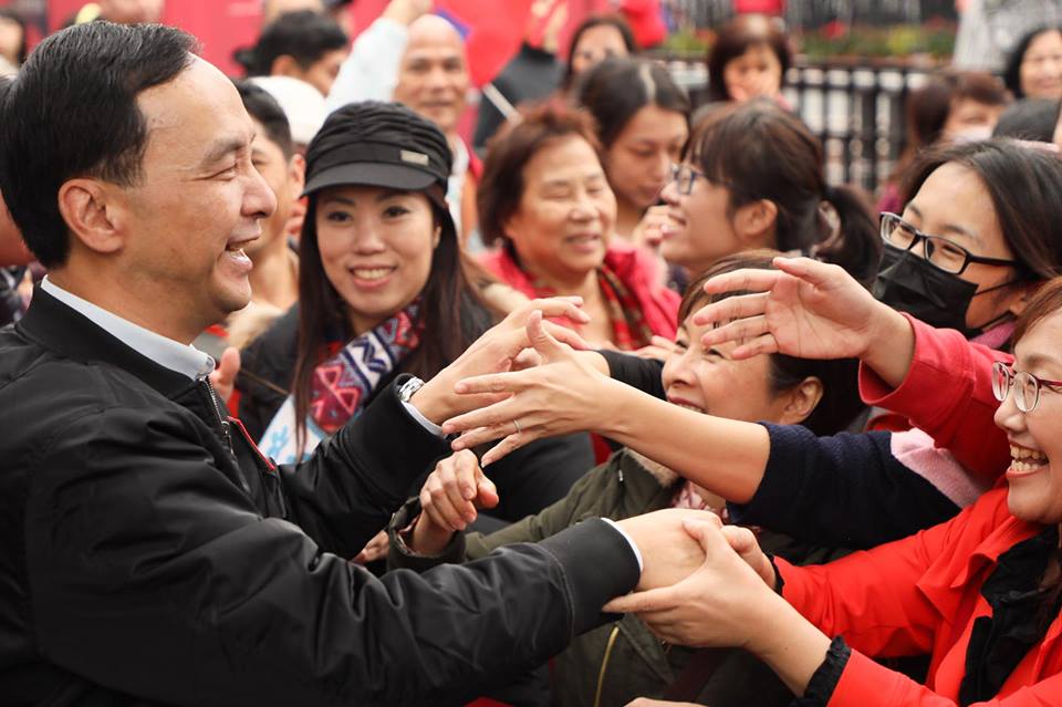 朱立倫與參加升旗健走的民眾熱情握手。 圖 : 翻攝自朱立倫臉書
