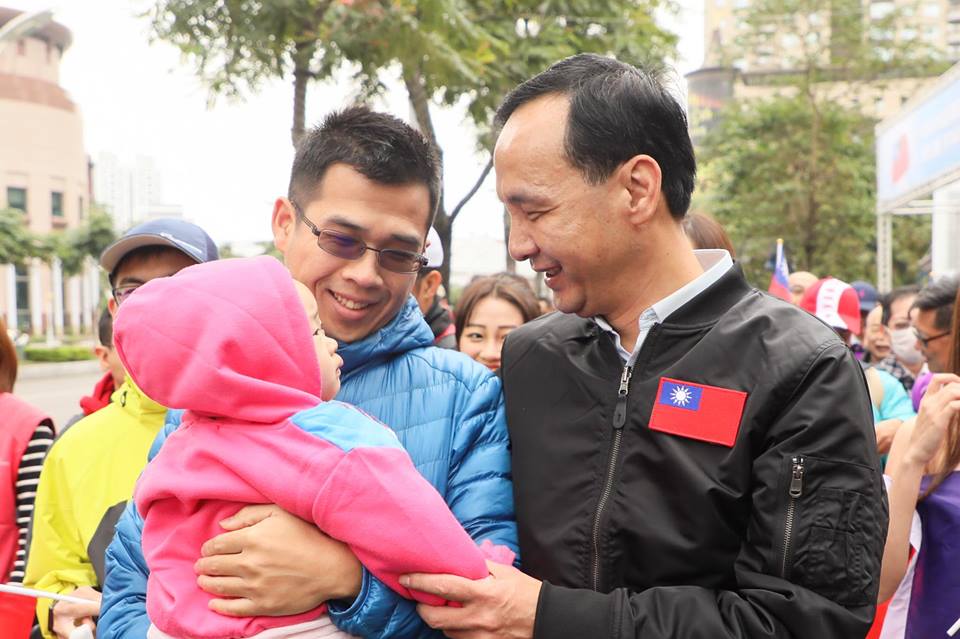 朱立倫問候前來升旗的民眾與小朋友。 圖 : 翻攝自朱立倫臉書