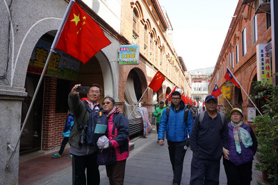 中華民國107年元旦，金門模範街上青天白日滿地紅國旗和中國大陸五星旗同步飄揚，蔚為奇觀，遊客爭相拍照打卡。 圖 : 中央社