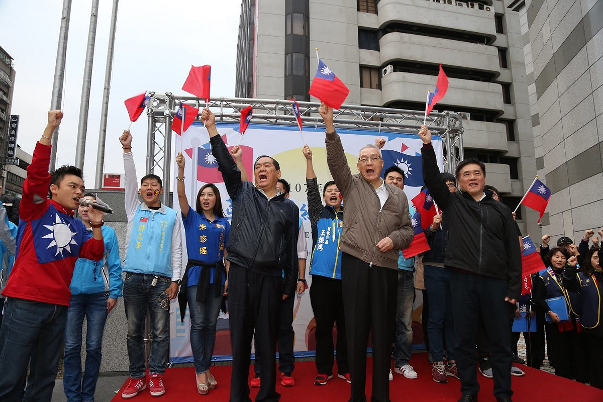 國民黨上午在中央黨部前舉行升旗典禮，主席吳敦義希望今年選舉一定要比現有執政縣市有進步，在2020年更全力以赴，重返執政。 圖：國民黨部 / 提供