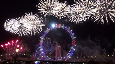 被譽為全球跨年聖地之一的英國倫敦在炫目煙火秀中迎接2018年，在倫敦眼施放的璀璨煙火，照亮泰晤士河畔夜空。 圖 : 中央社