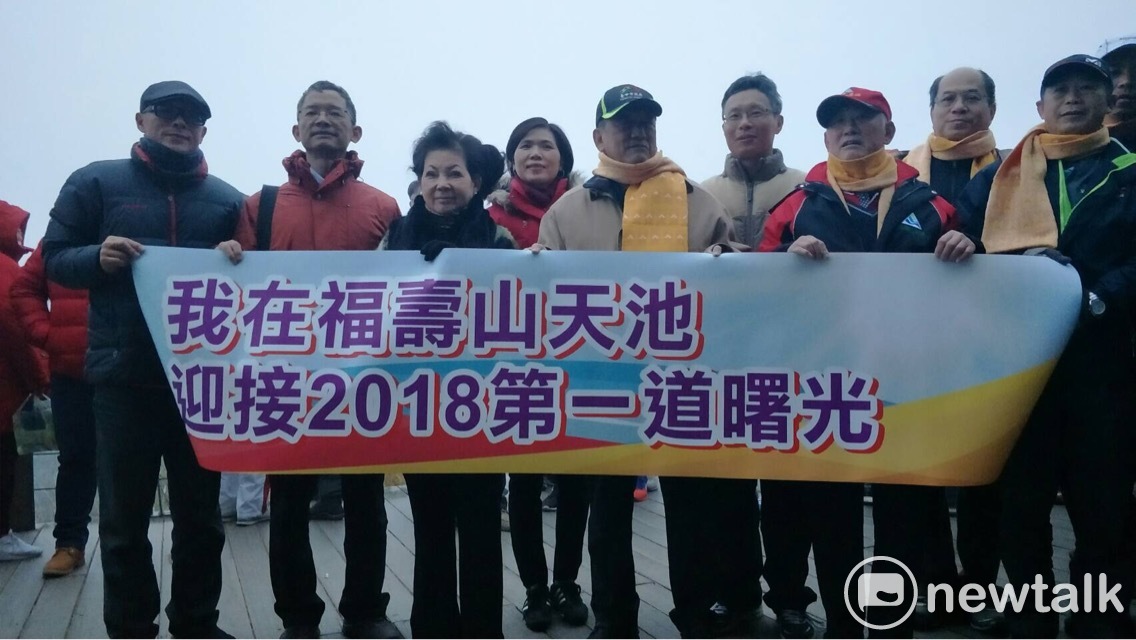 到梨山地區迎接第一道曙光的民眾。 圖 : 王鵬宇/攝