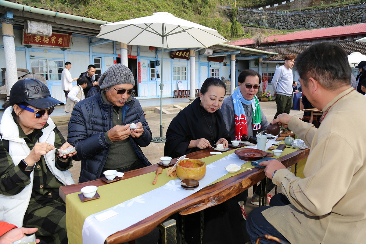 秘境行旅還搭配阿里山日出印象音樂會，元旦早上9點半到11點半加碼1場，縣長張花冠、副縣長吳芳銘和文化觀光局長許有仁代言季節限定的「秋冬獻禮」，邀約遊客觀雲瀑、琉璃光、賞日出、品好茶、嗑美食、瘋好禮，浪漫渡假盡在嘉義。
 圖：嘉義縣政府／提供
