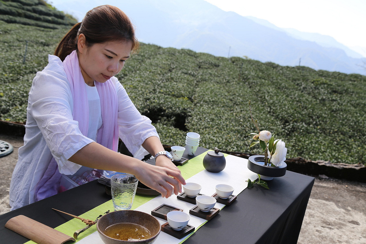 一場在雲端上與阿里山高山茶邂逅的特色茶席，107年元旦分別在阿里山公路石棹和二延平觀景台登場，遊客走訪茶園和古宅庭院，品賞四季茶序的茶香，茶人纖手擺席，茶語不覺多，好茶甘醇滿分，意境百分百。 圖：嘉義縣政府／提供