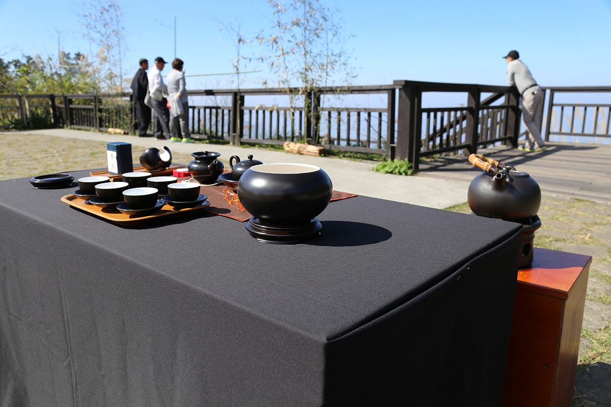 「漫步雲端享甘露」，現場免費品嚐阿里山高山茶的特色茶席，以及在地專業導覽結合秘境景點的獨嘉導覽。 圖：嘉義縣政府／提供