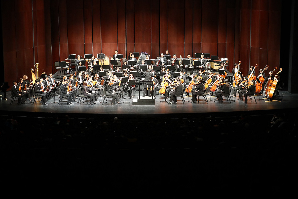 台中新年音樂會由台灣知名指揮家張佳韻擔任指揮，帶領國立台灣交響樂團及獲國際大賽肯定、新生代小提琴家林品任與鋼琴家陳世偉同台演出，以多首描繪自然環境的經典樂曲，響應2018台中世界花卉博覽會的精神。 圖：台中市政府／提供