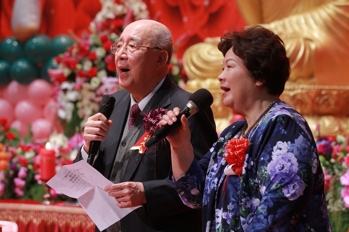 擔任主婚人的國際佛光會榮譽總會長吳伯雄和夫人戴美玉合唱愛爾蘭詩人葉慈的《當你老了》。 圖：佛光山佛陀紀念館/提供