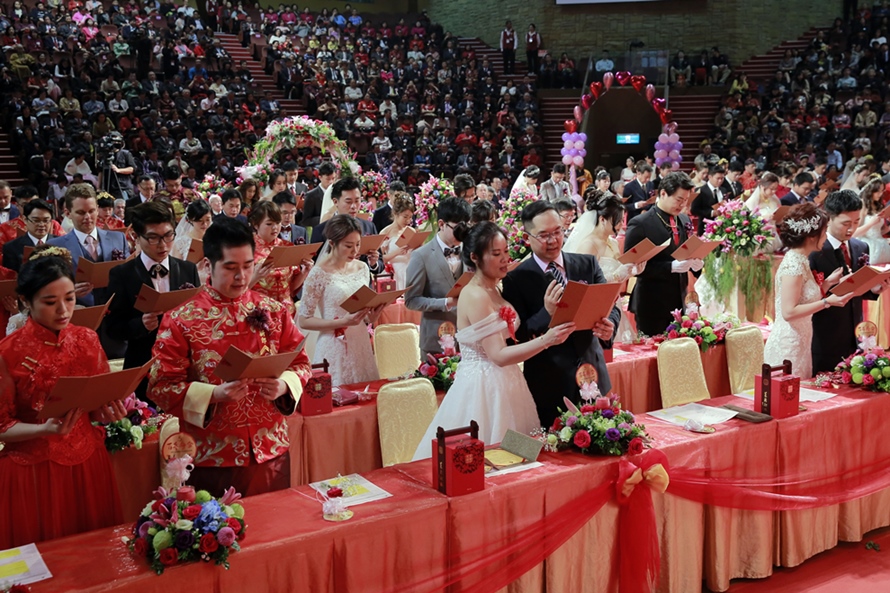 2018年元旦，52對海內外佳偶在高雄佛光山佛陀紀念館舉辦集團婚禮。 圖：新頭殼資料照片