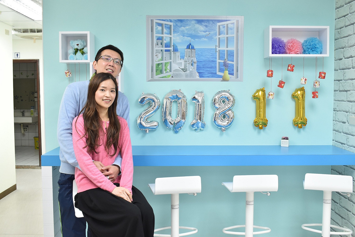 三重戶政登記結婚，藍怡茹騎摩托車在路邊拋錨，林志鴻正好經過英雄救美。 圖：新北市民政局/提供