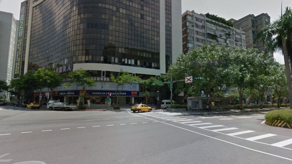 台北市消防局今天下午5時47分接獲通報，北市仁愛路與敦化南路一段交叉路口發生兩輛公車追撞事故，造成至少6人受傷，目前無人受困，警消均派員前往救援。 圖：取自google map