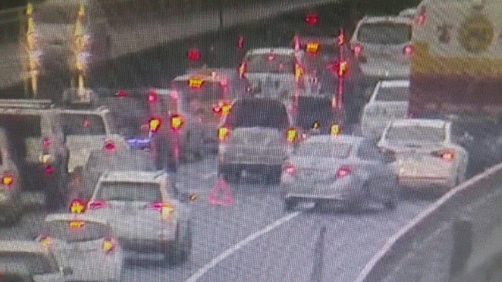 高速公路國5北向31.5公里處發生3小車追撞事故 圖 : 高速公路局/提供