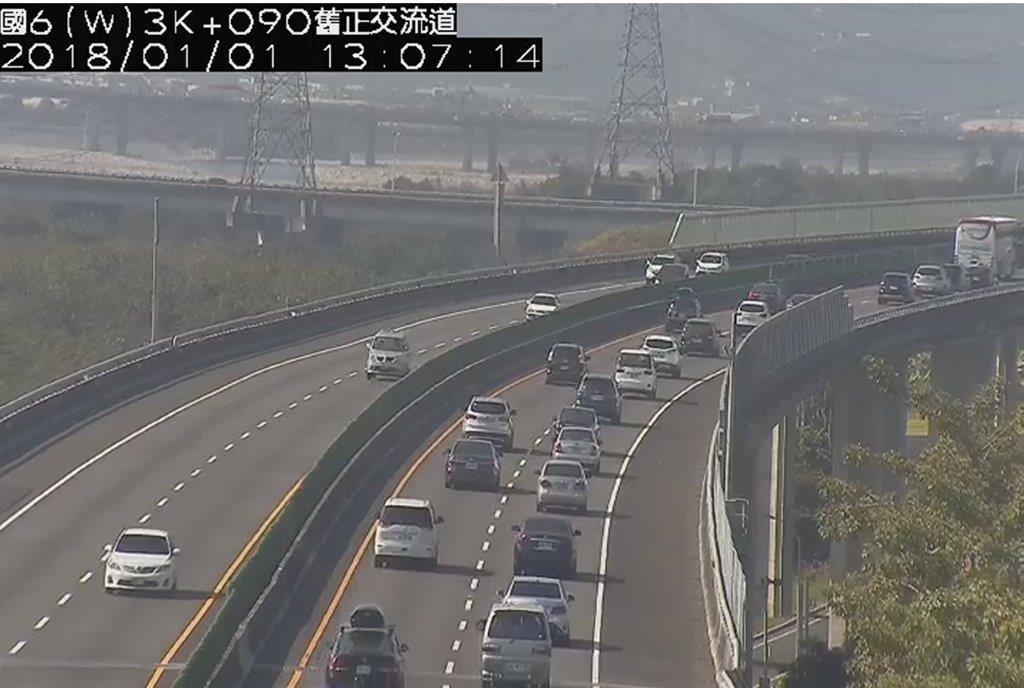 高速公路國6西向2.7公里處發生2小客車追撞事故 圖 : 高速公路局/提供
