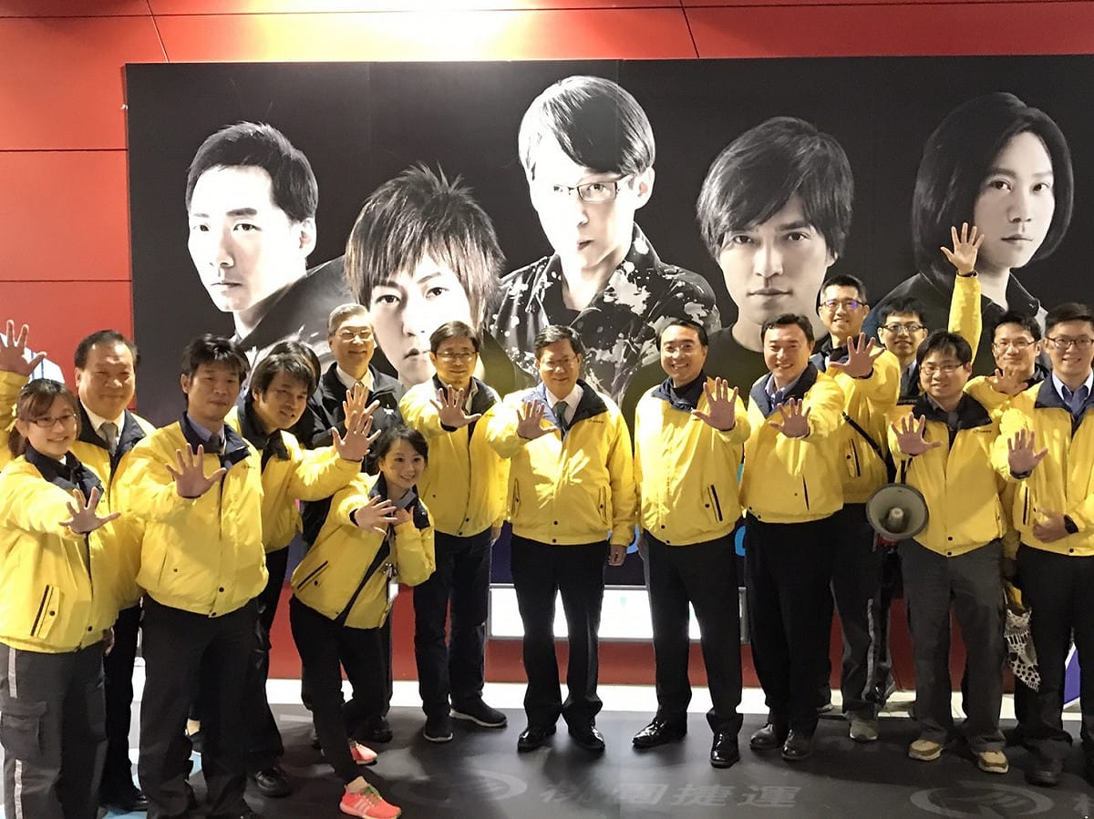 鄭文燦並提到，演唱會期間，桃園棒球場周邊儼然形成小型夜市，代表桃捷除了北北桃通勤及機場聯外功能，未來車站沿線舉辦活動都能提升搭乘運量，桃市府也一定全力支持桃捷公司，感謝桃捷公司及桃園市捷警隊同仁。 圖：桃園市政府提供