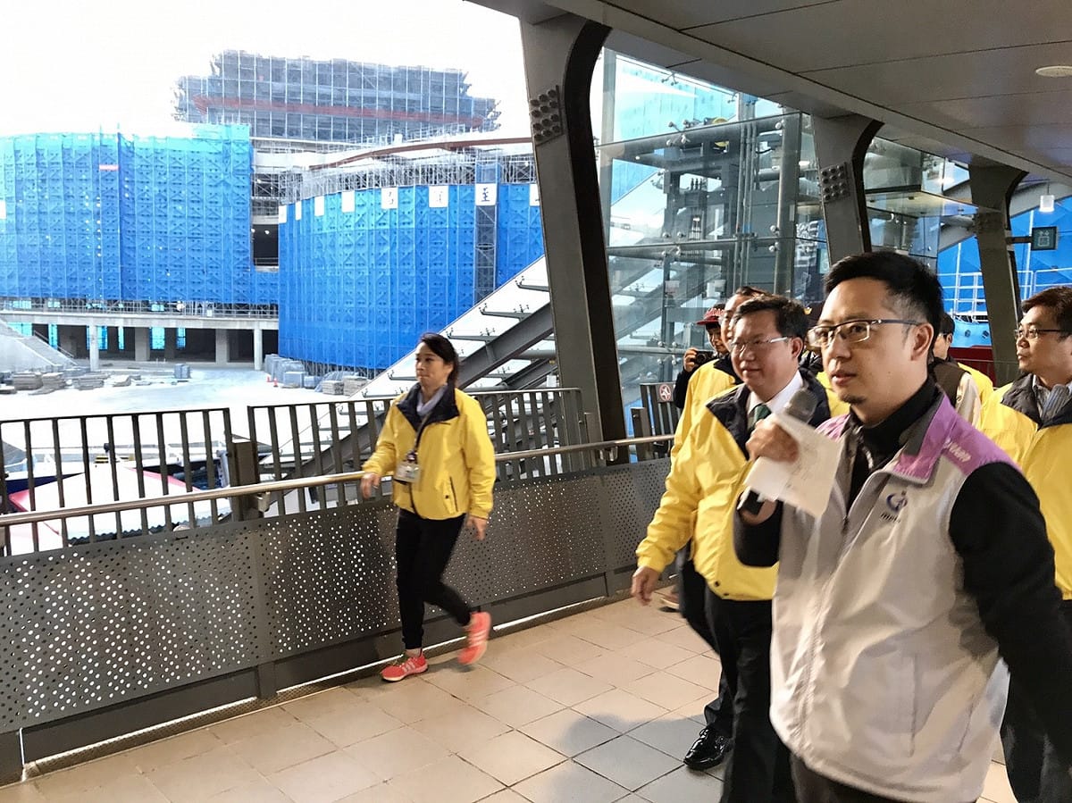 鄭文燦說，五月天11場演唱會，機捷每日增加很多運量，多日疏運流暢代表桃捷公司在交通服務的品質及效率已十分穩健，同時也是最具體的壓力測試；此外，推出多個配合五月天演唱會的行銷方案，讓機場捷運受到更多民眾的支持與注意。 圖：桃園市政府提供