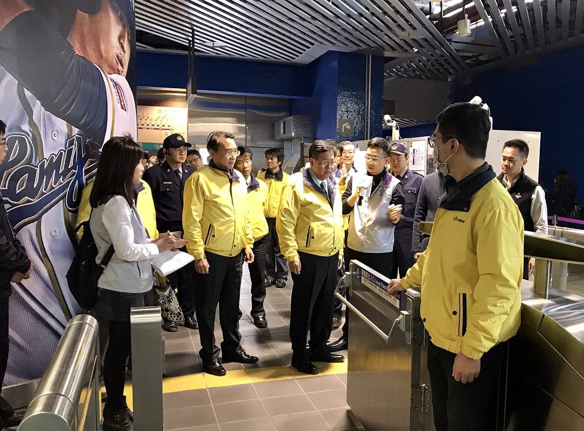 鄭文燦是在桃捷公司董事長劉坤億、總經理陳凱凌、副總經理蒲鶴章，以及桃園市政府捷運警察隊隊長劉金山等人陪同下，首先了解車站的散場動線、人力導引及驗票閘門優化等提升人流疏運效率的方式。 圖：桃園市政府提供