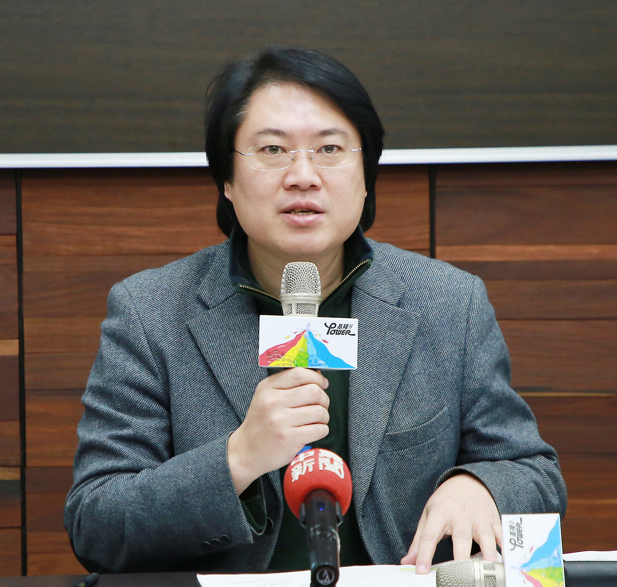 機龍市長林右昌表示，公共運輸業者不僅是一般商業行為而以，更應善盡重要的社會責任。不能只想撿雞腿吃，而不負擔公共責任。 圖 : 基隆市政府/提供