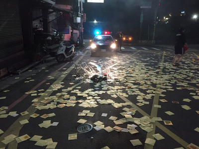 新北市淡水警方2日凌晨獲報，位於新生街的淡水消防分隊對面有人在敲鑼打鼓並撒冥紙，警方到場時滋事份子已離去，事後循線帶回陳姓、黃姓2名男子，依法送辦。 圖 : 警方/提供