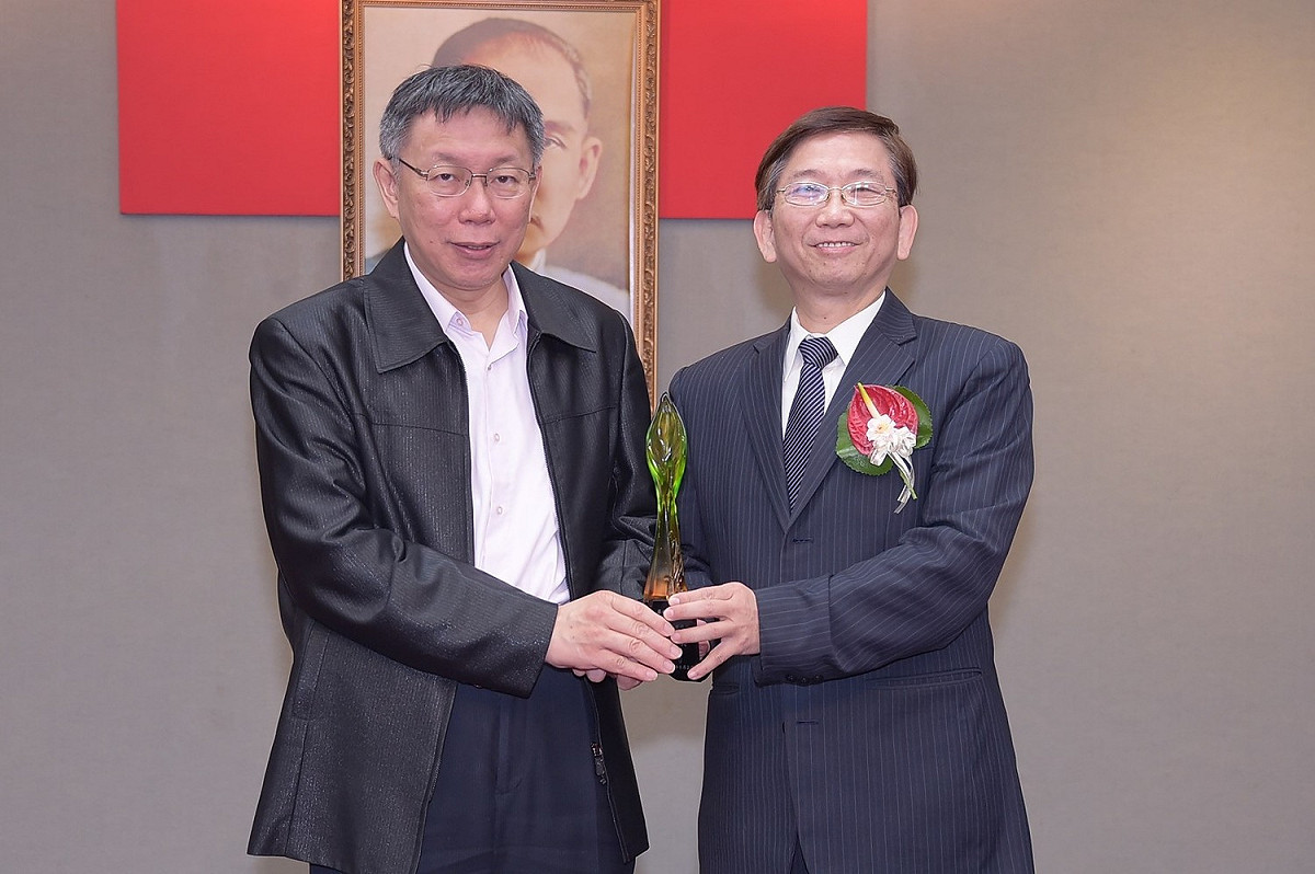 華碩獲頒臺北市政府第一屆「菁業獎」，華碩人資長吳崇文(右)自臺北市市長柯文哲(左)手中接下獎座。 圖：華碩電腦/提供