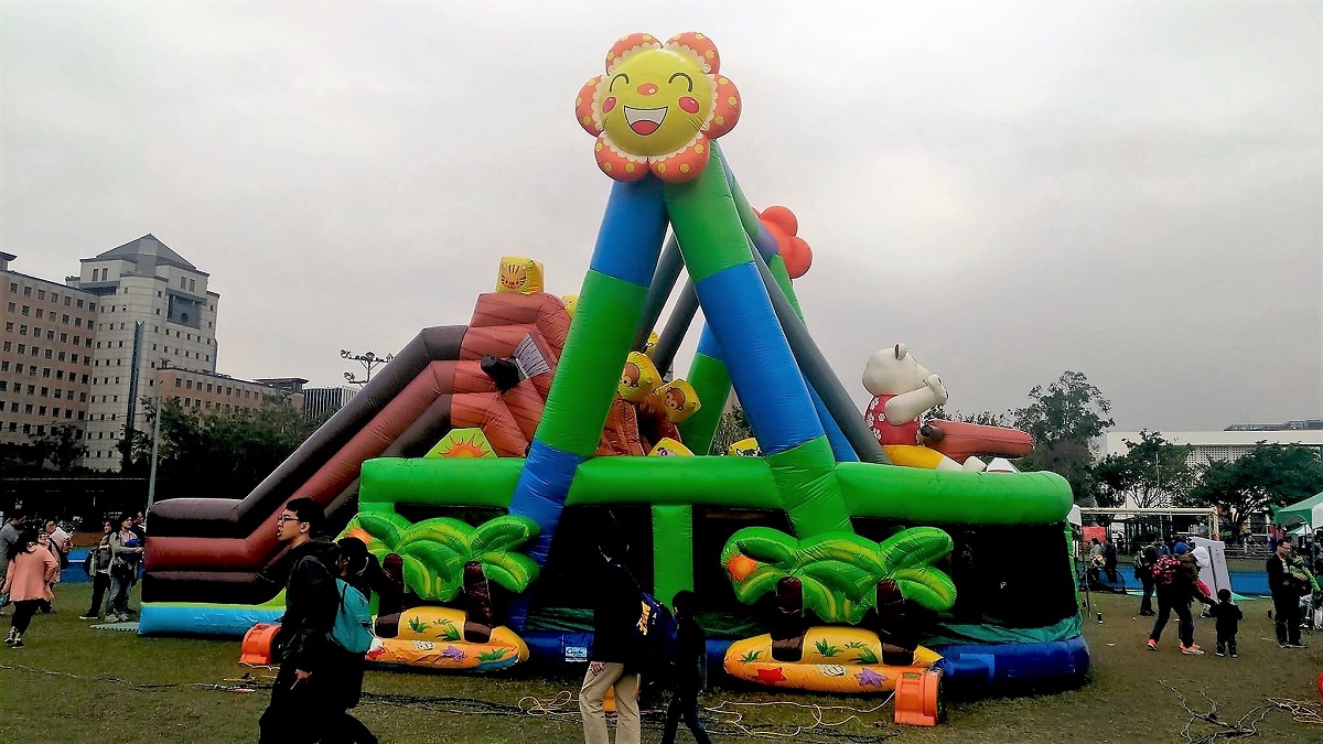 摩天輪、遊園列車通通開進臺大校園、運動場，元旦假期，臺大搖身一變成遊樂園，學生會很「感冒」。 圖:台大學生會／提供