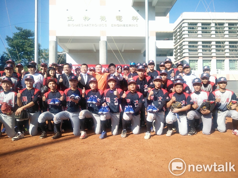 興大附農棒球隊獲贈53雙全新棒球鞋。 圖 : 唐復年/攝