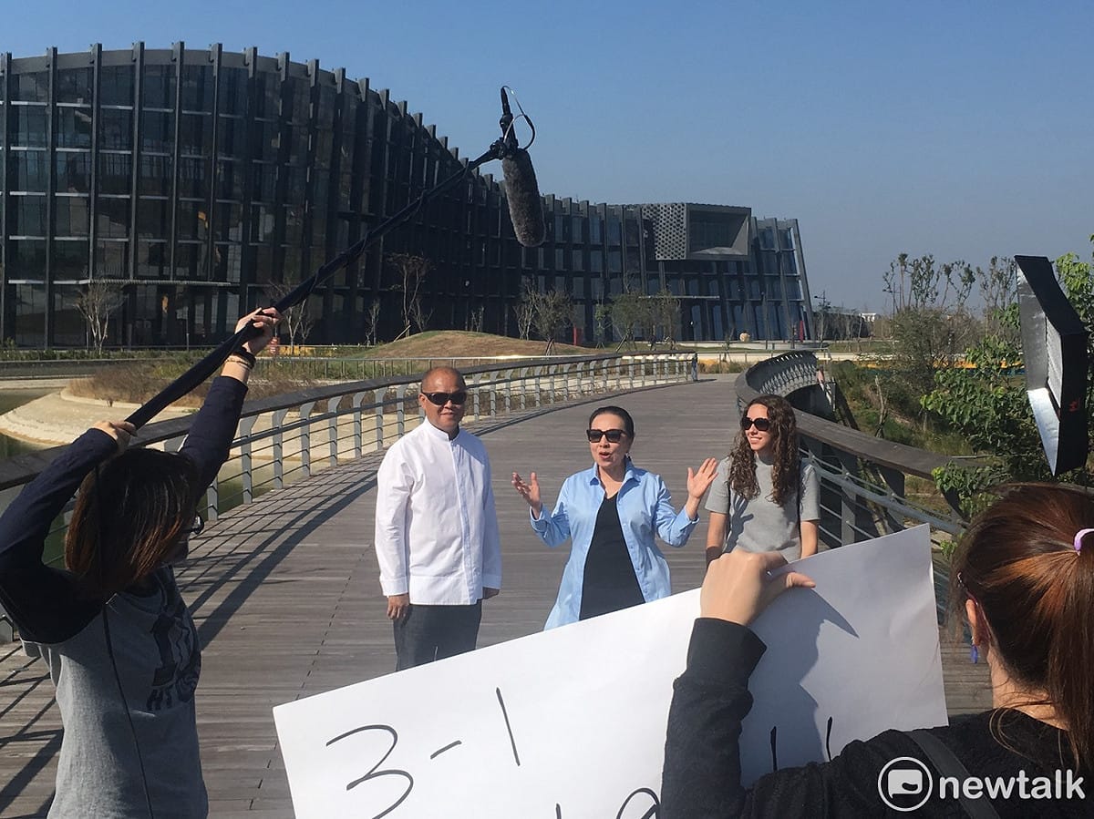 故宮南院今天出現入冬來的好天氣，連張花冠都不免讚聲拍攝劇組很會挑日子，但在溫暖微風中替台灣燈會代言。 張正霖/攝影