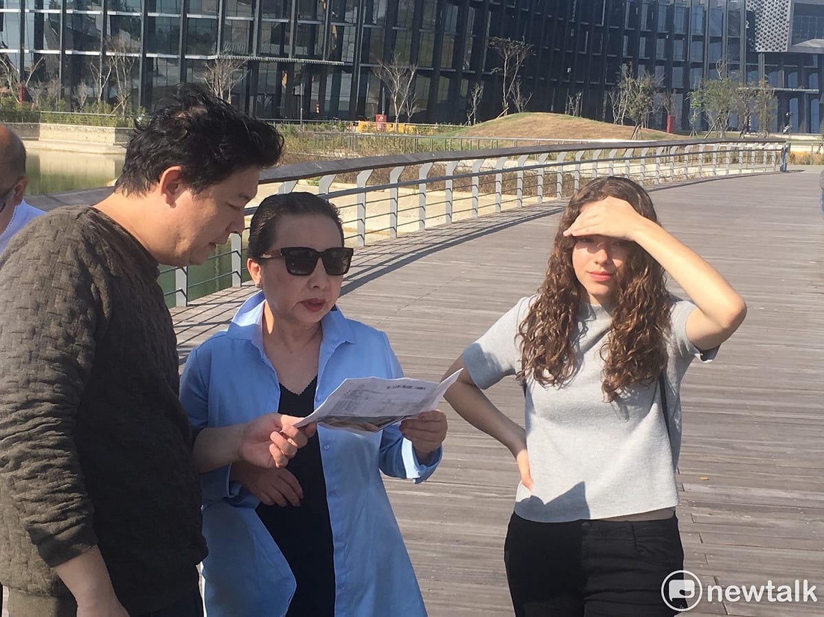 替台灣燈會拍攝CF過程中，張花冠和導演不斷溝通台詞。 張正霖/攝影