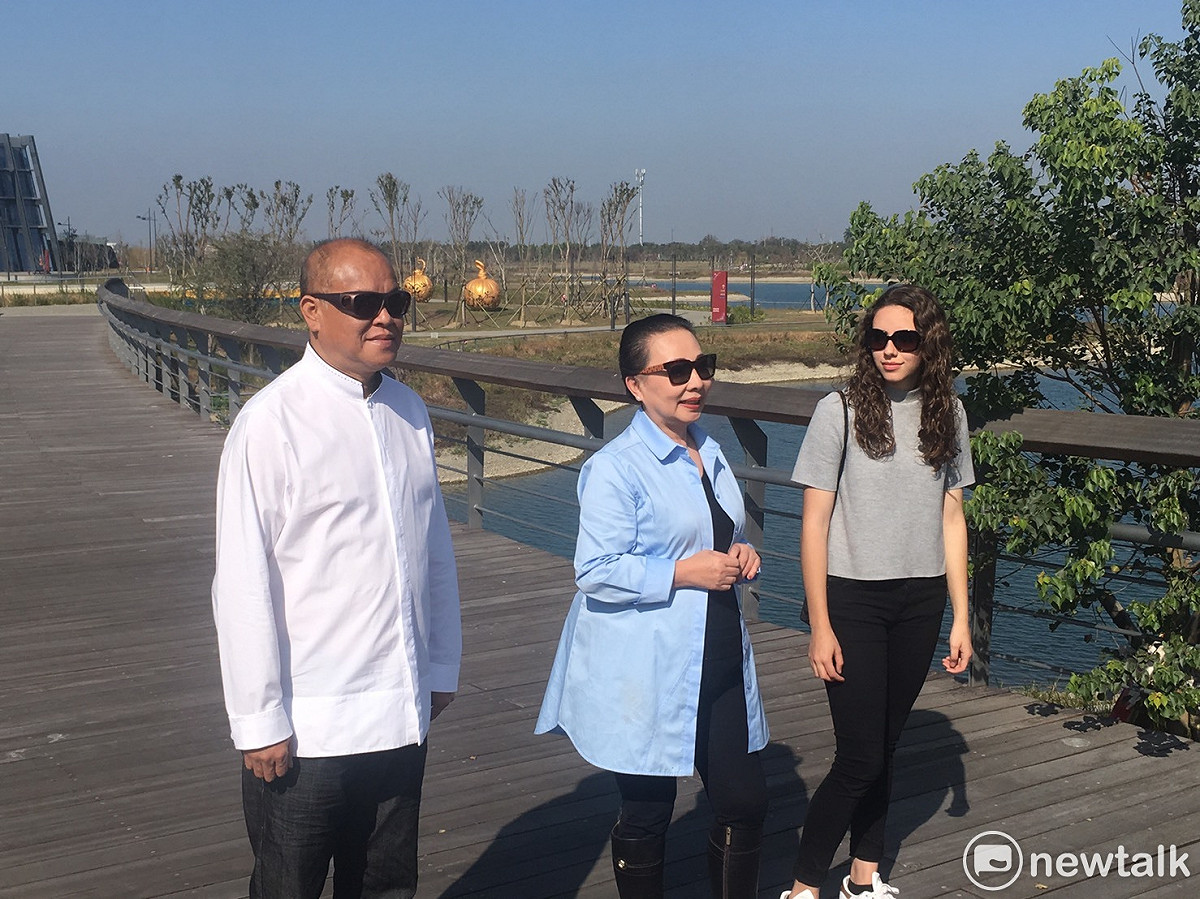為行銷台灣燈會，嘉義縣長張花冠及議長張明達，今天粉墨登場，和一位外國朋友一起擔綱，在故宮南院拍攝廣告影片。 圖：張正霖／攝