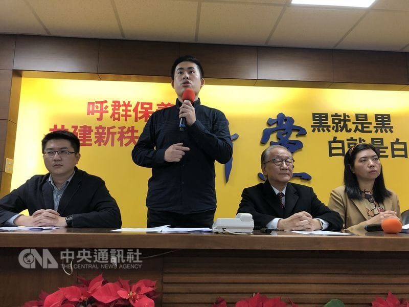 北檢調查國台辦資助並利用王炳忠執行「星火T計畫」物色軍人，資金實到20萬美元。新黨黨部2日召開記者會，發言人王炳忠（左2）、黨主席郁慕明（右2）出席說明。 圖 : 中央社