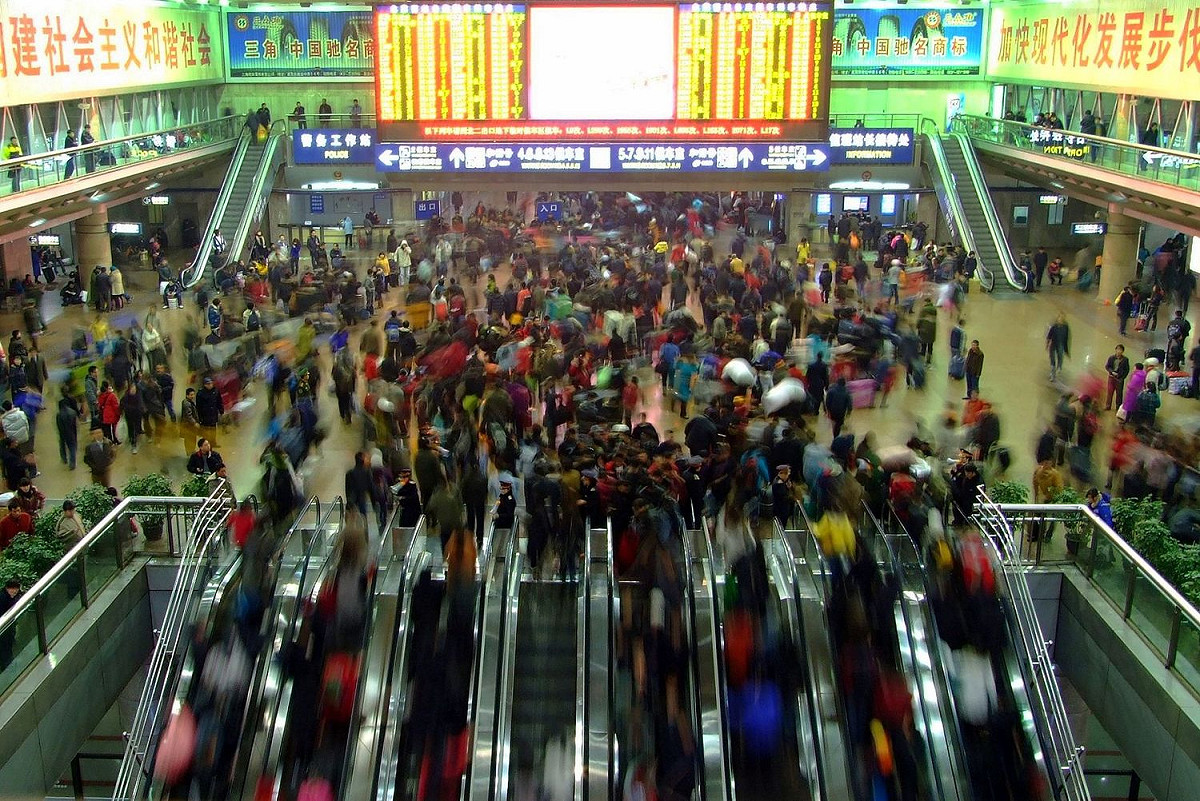 中國每年春運都人滿為患，今年春運購票更是開通更多支付及取票方式。(資料照片) 圖：翻攝自維基百科