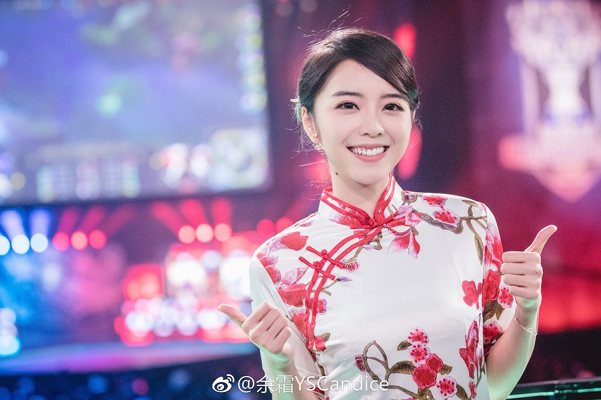 《英雄聯盟》官方主持人余霜外表亮麗且精通外語。 圖：翻攝自 余霜YSCandice 微博