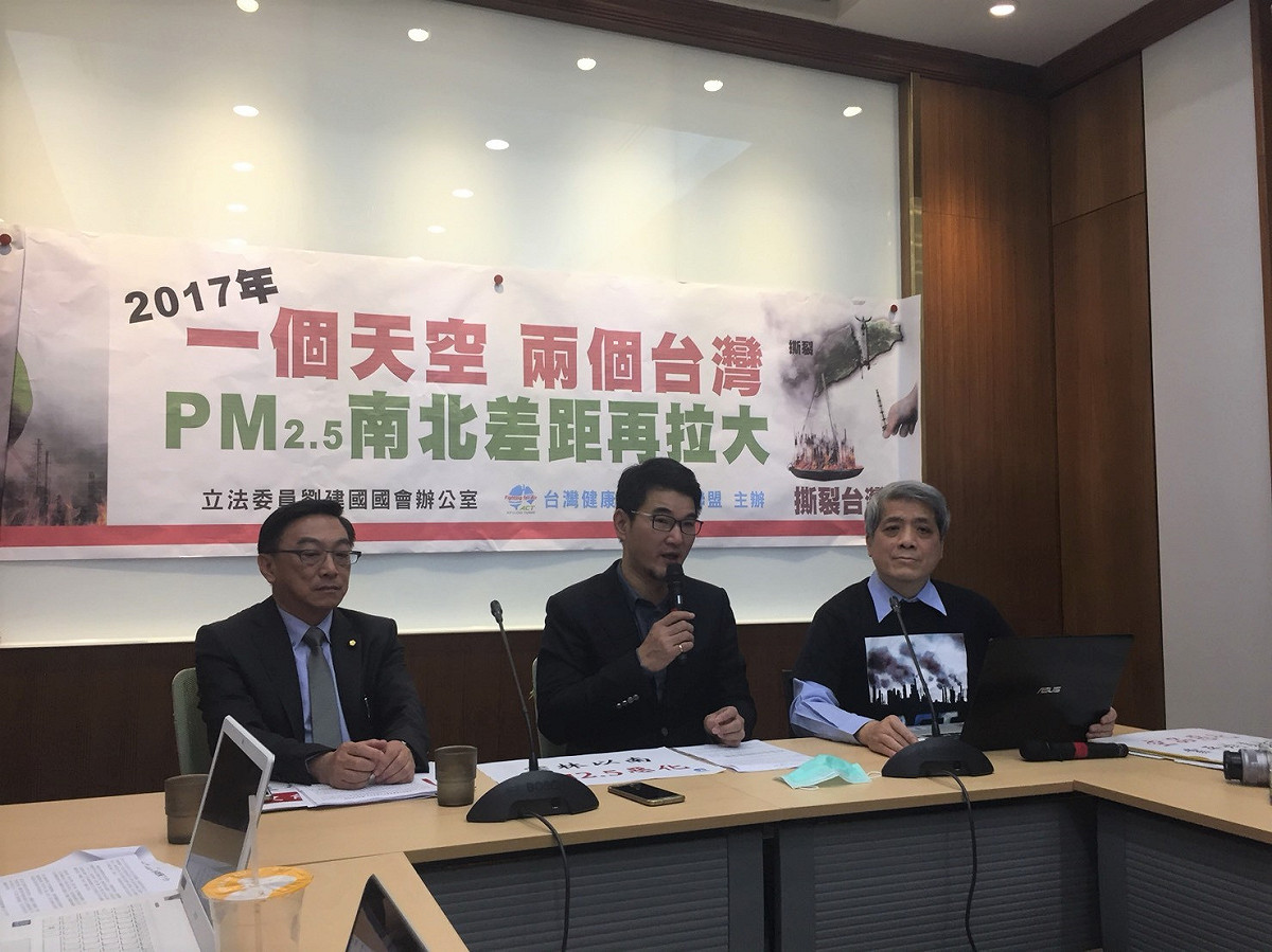 今日環團台灣健康空氣行動聯盟公開最新統計數字，包括葉光芃醫師（右）、立委劉建國（中）、立委陳宜民（左）、立委徐永明皆有出席。 圖：丘秝榕／攝