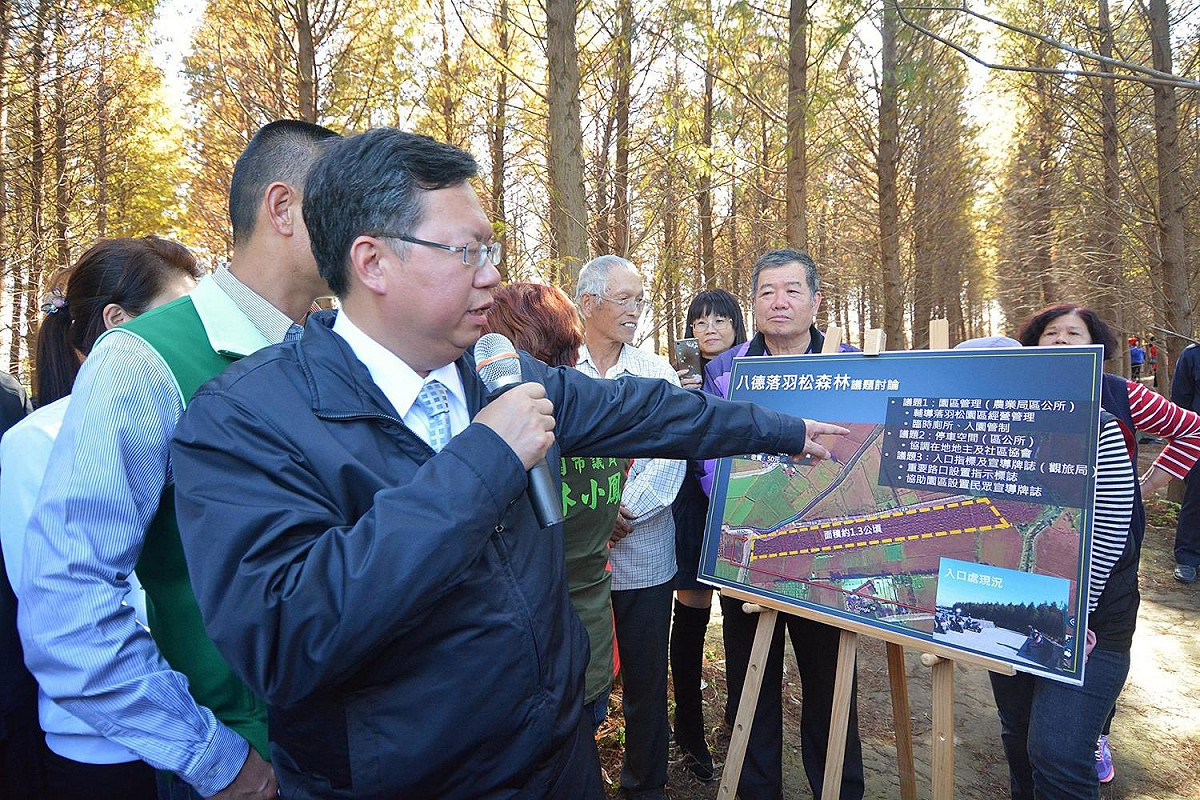 桃園市長鄭文燦2日再度走訪八德區的落羽松森林。鄭文燦表示，八德霄裡落羽松森林屬私人用地，將以休閒農場方向進行輔導，協助申請休閒農場、設置相關標誌及停車場，更期盼未來能夠串連兩處秘境，以社區小旅行方式，成為霄裡到南興的觀光亮點。 圖:桃園市政府提供