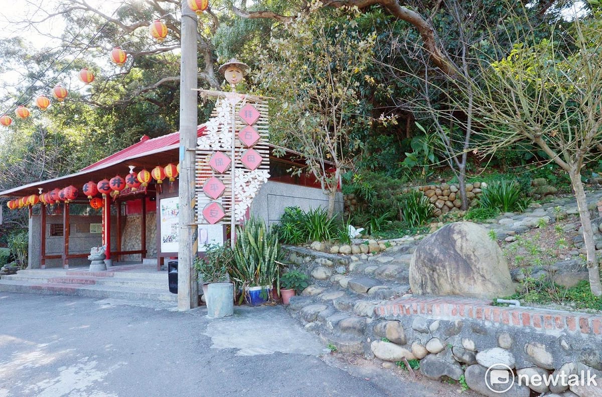 桃園市長鄭文燦表示，八德霄裡石母娘娘周邊步道改善工程，霄裡文化的形成正與天然湧泉息息相關，早期吳姓先民開墾時發現湧泉井，並相信該地的石頭公有靈性，以石頭公建廟，後衍生成石母娘娘信仰，至今已有250年歷史，是霄裡客家人最早形成的信仰。 圖:桃園市政府提供