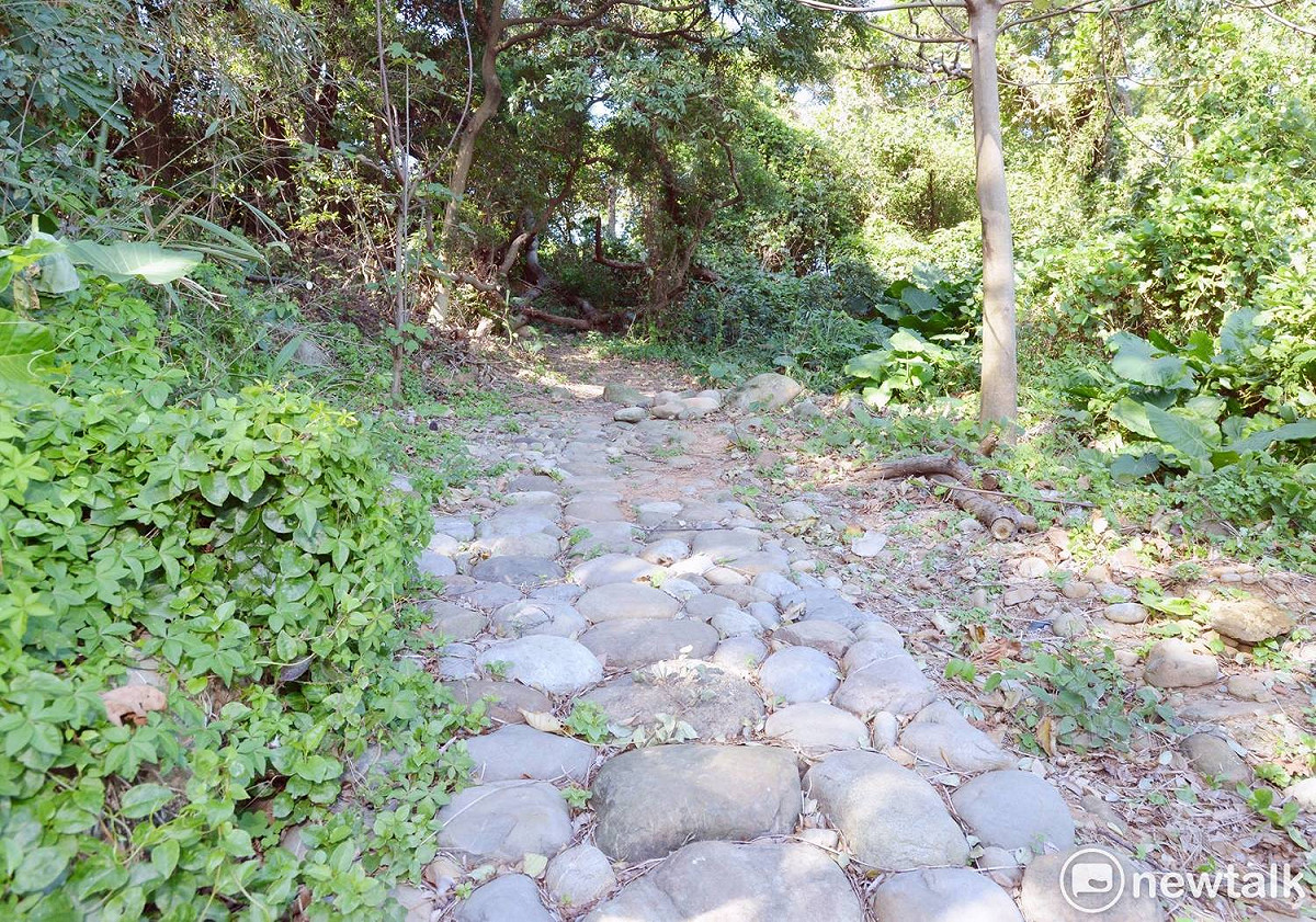 鄭文燦視察八德霄裡石母娘娘周邊步道改善工程 圖:桃園市政府提供