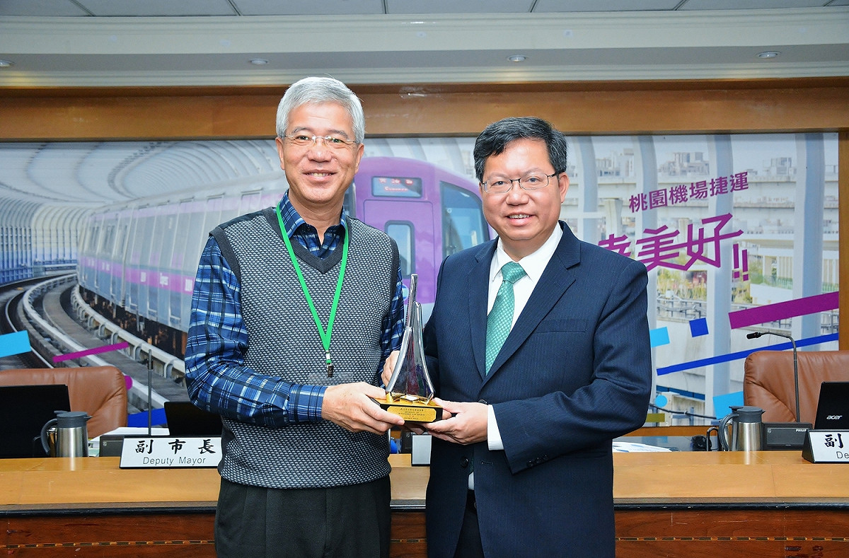 桃園市長鄭文燦今（3）日上午主持市政會議，接受工務局呈獻行政院公共工程委員會「第17屆公共工程金質獎」公共工程品質優良獎─土木類獎項